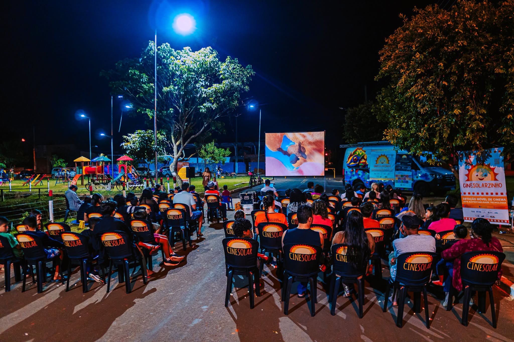 CINESOLARZINHO TRAZ CINEMA GRATUITO MOVIDO A ENERGIA SOLAR PARA BARRA BONITA COM EXIBIÇÃO DE "DIVERTIDA-MENTE 2"