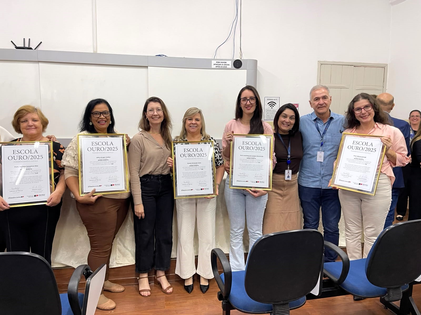 BARRA BONITA CELEBRA UMA GRANDE CONQUISTA: AS CINCO ESCOLAS MUNICIPAIS DE ENSINO FUNDAMENTAL RECEBERAM A PLACA ESCOLA OURO
