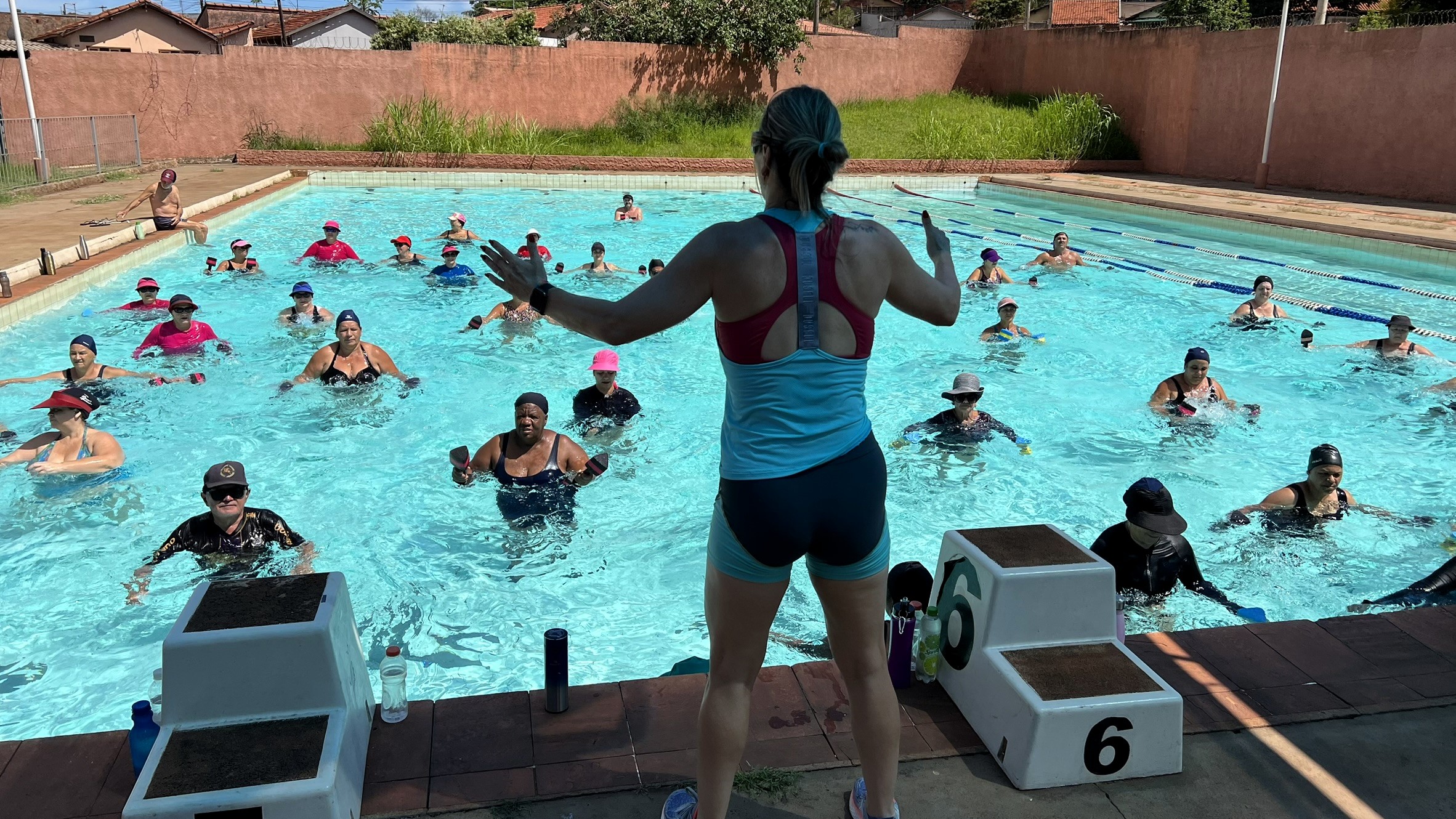 PARTICIPE DAS AULAS GRATUITAS DE HIDROGINÁSTICA E NATAÇÃO NA PISCINA MUNICIPAL