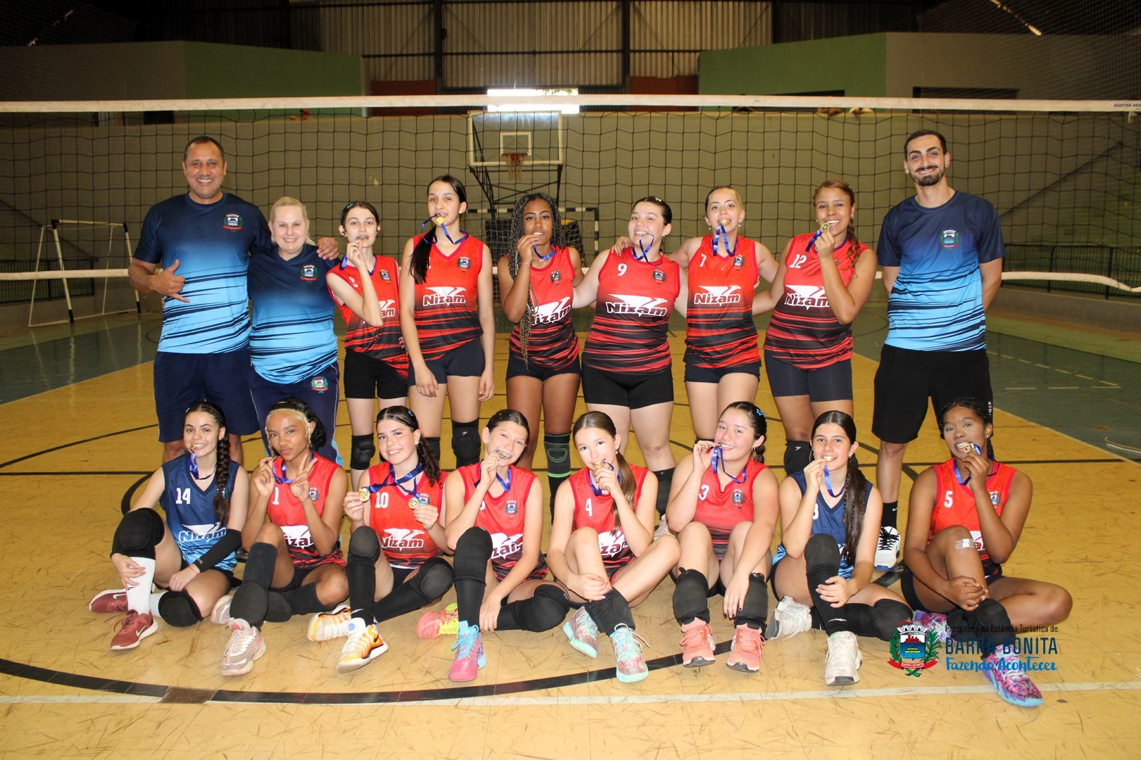 MENINAS DO VÔLEI BRILHAM EM QUADRANGULAR REGIONAL E FICAM EM 1º LUGAR SEM PERDER NENHUM SET