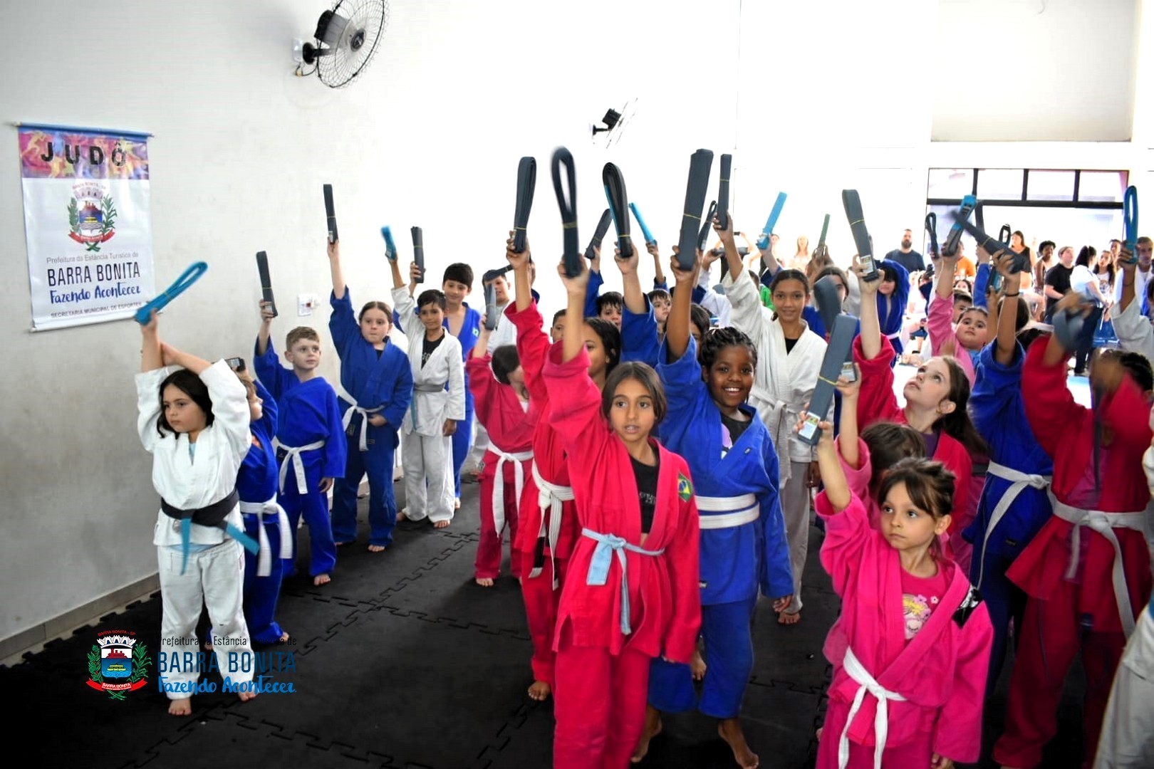 JUDOCAS DE BARRA BONITA SOBEM DE FAIXA EM GRANDE CERIMÔNIA DE GRADUAÇÃO