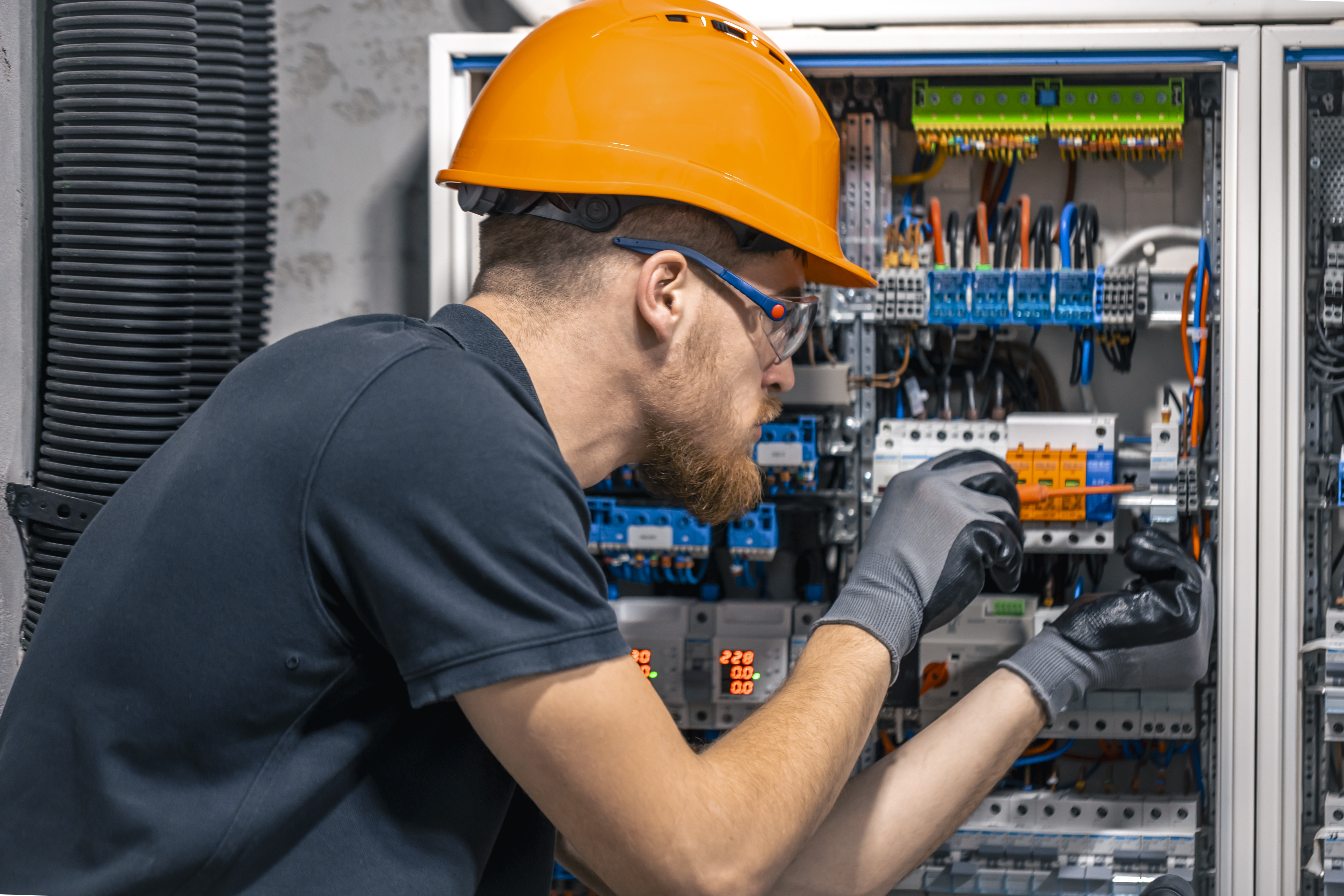 CURSO GRATUITO DE ELETRICISTA INSTALADOR INDUSTRIAL