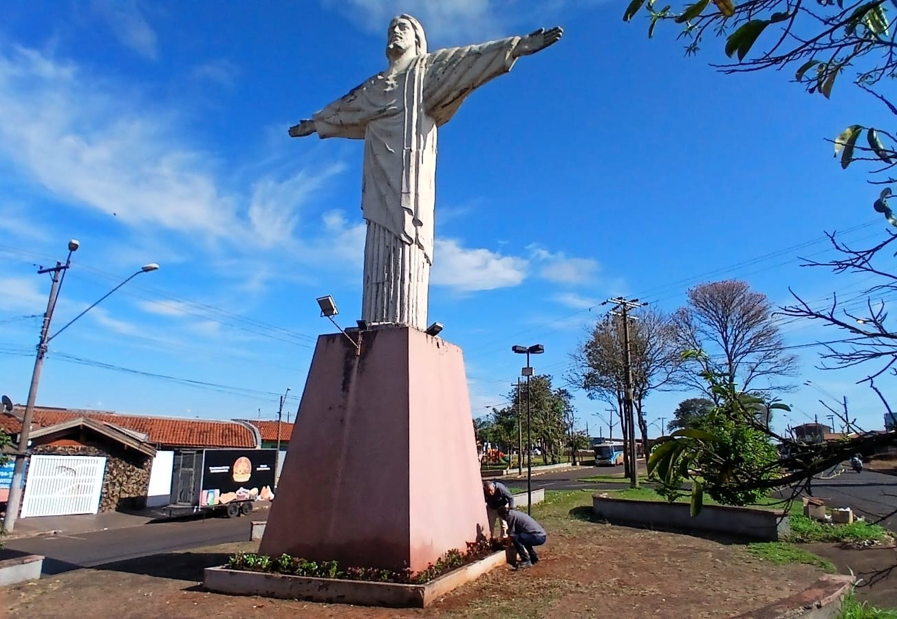 CRISTO REDENTOR RECEBE JARDINAGEM E PAISAGISMO EM BARRA BONITA