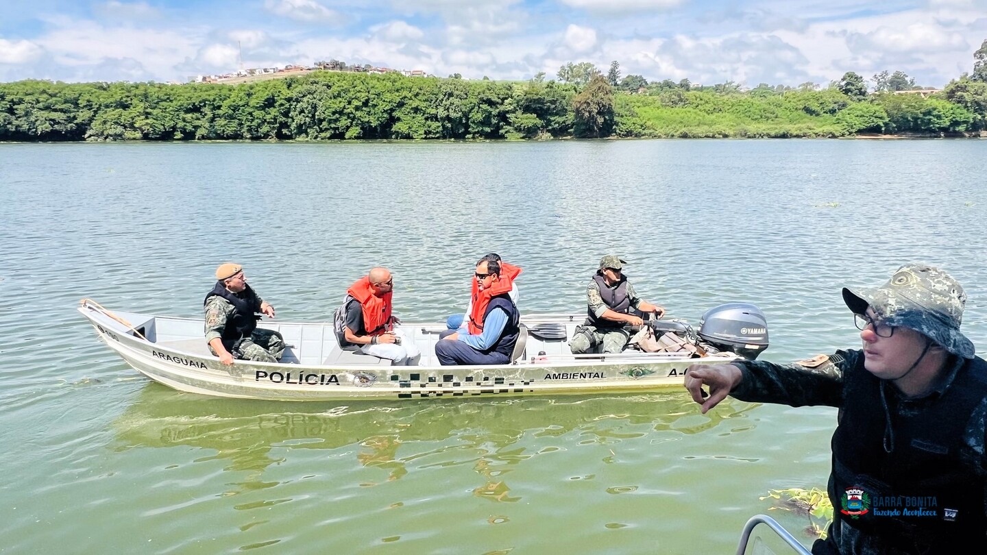 GRUPO DE FISCALIZAÇÃO COLETA AMOSTRAS DE ÁGUA NO RIO TIETÊ EM BARRA BONITA