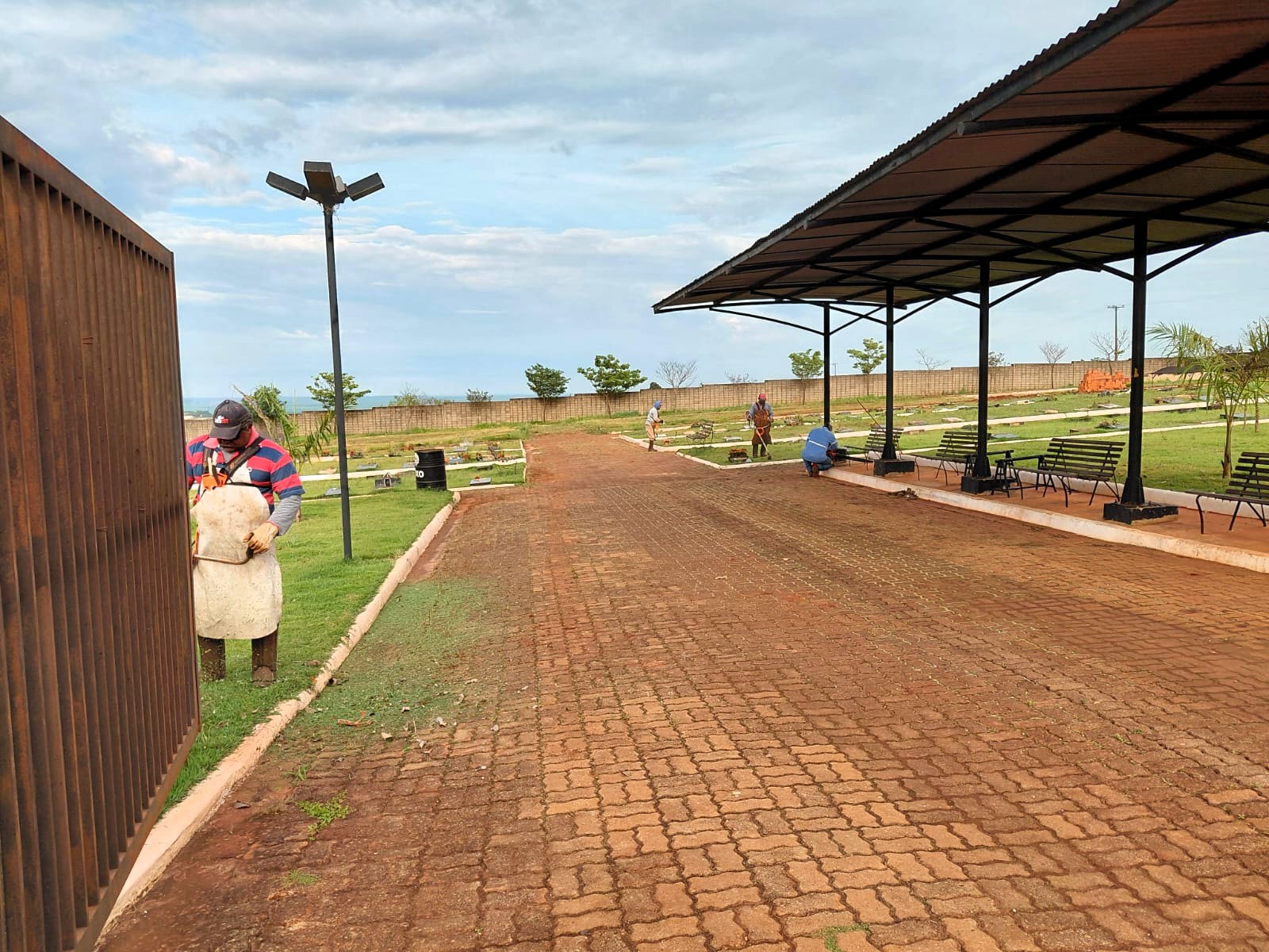 CEMITÉRIOS MUNICIPAIS DE BARRA BONITA RECEBEM LIMPEZA PARA O DIA DE FINADOS