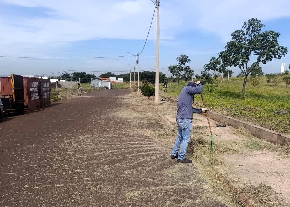 PREFEITURA DE BARRA BONITA INTENSIFICA ROÇAGEM E PEDE APOIO DA POPULAÇÃO
