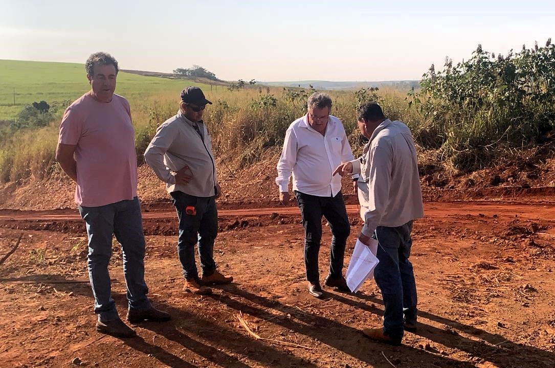 PREFEITO ZEQUINHA ACOMPANHA OBRAS EM ESTRADA MUNICIPAL NO BAIRRO DO ENTULHO