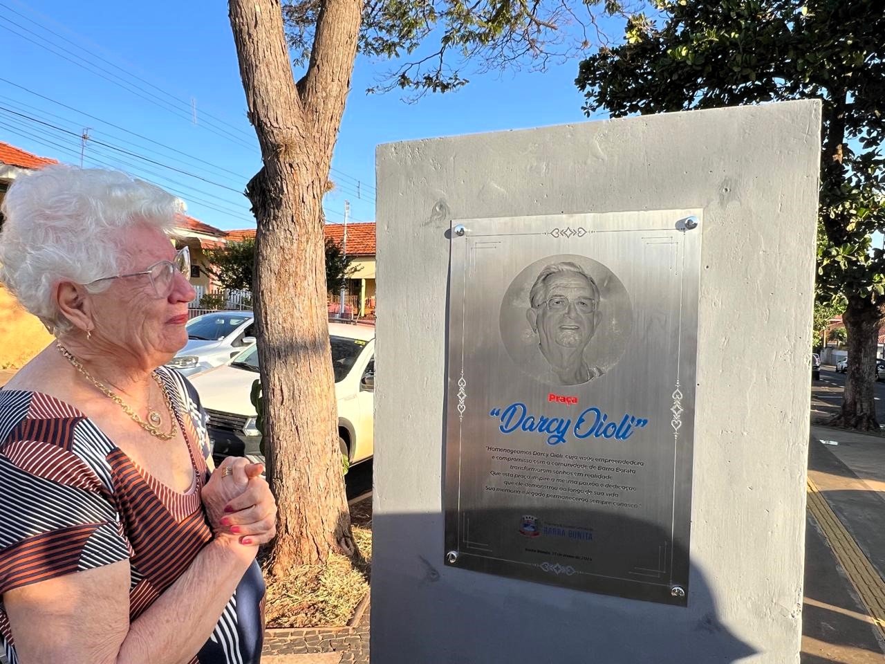 PRAÇA DARCY OIOLI, NA AVENIDA XV DE NOVEMBRO, É INAUGURADA SOB FORTE EMOÇÃO DE FAMILIARES