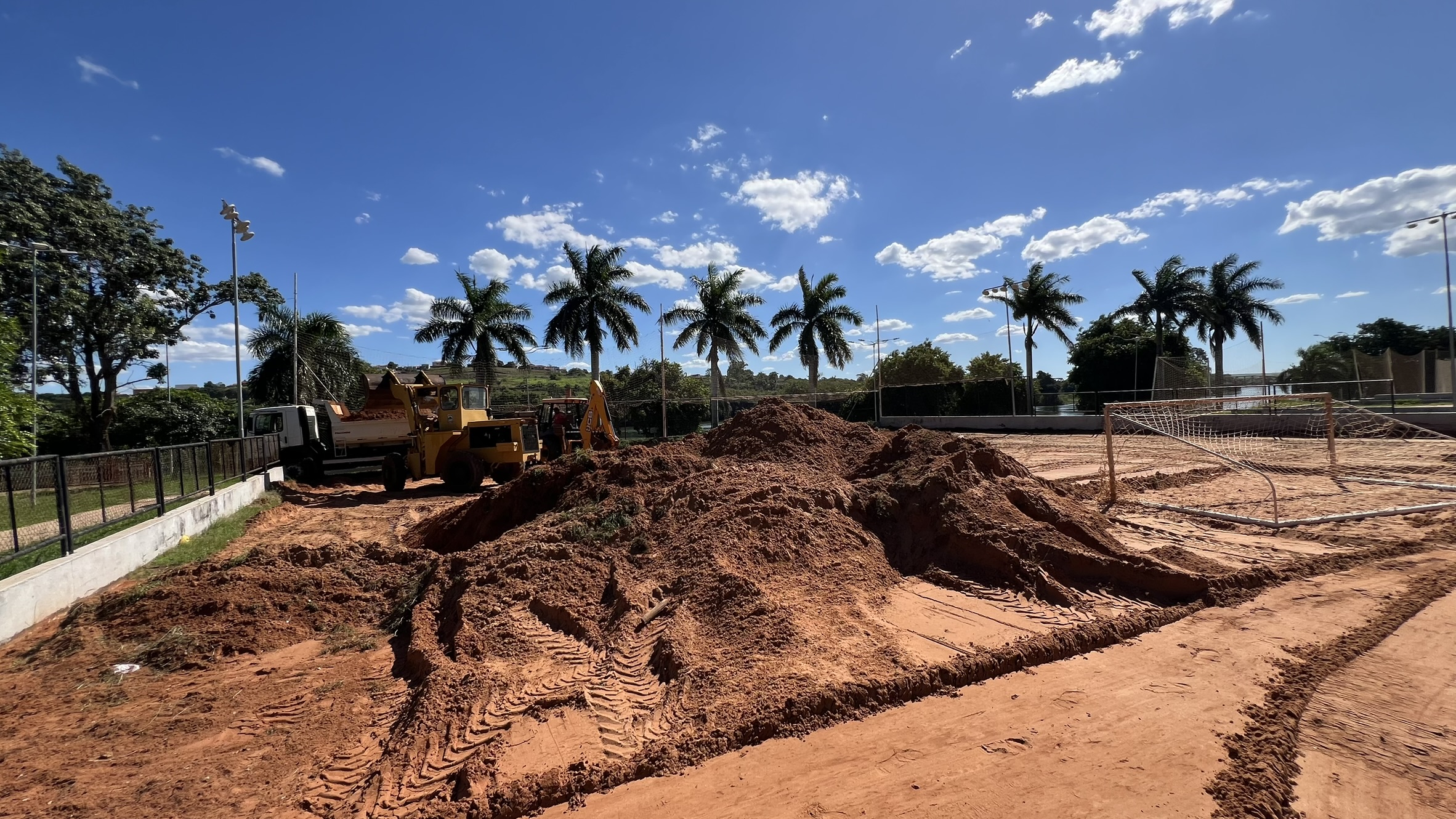 PREFEITURA REVITALIZA QUADRAS DE AREIA DA PRAÇA DA JUVENTUDE