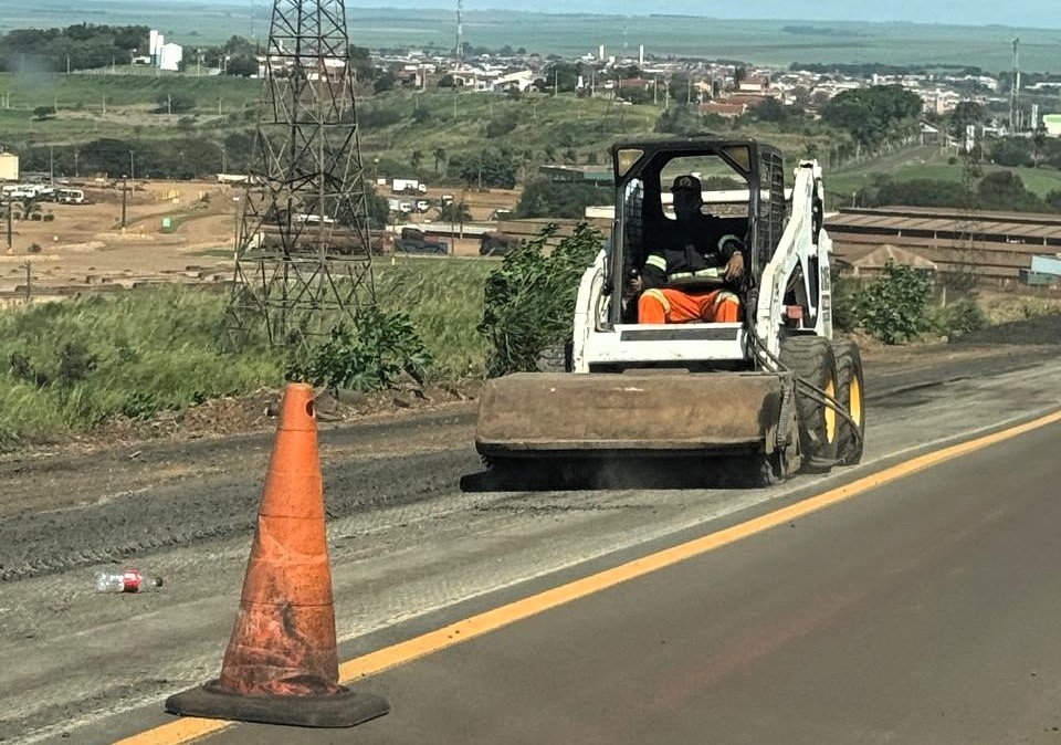 VICINAL BARRA-MINEIROS RECEBE REPAROS NA PAVIMENTAÇÃO ASFÁLTICA