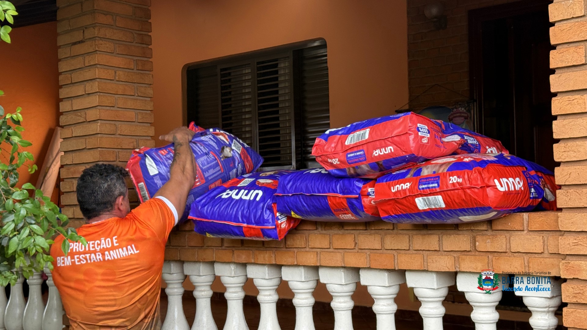 PREFEITURA DE BARRA BONITA ENTREGA 800 KG DE RAÇÃO À ONG FOCINHO CARENTE
