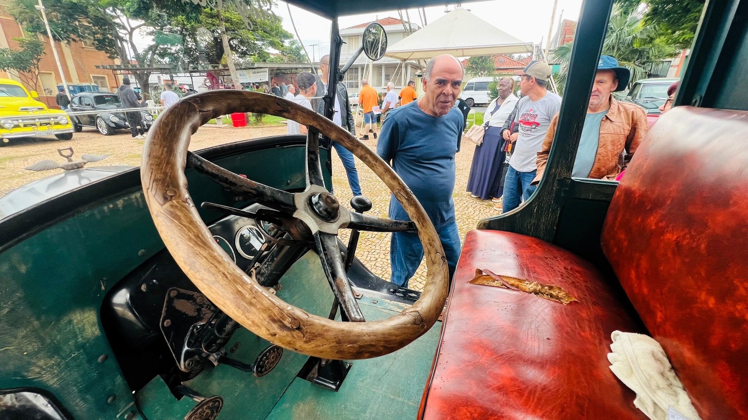 NEM A CHUVA DESANIMA OS APAIXONADOS POR CARROS ANTIGOS EM BARRA BONITA