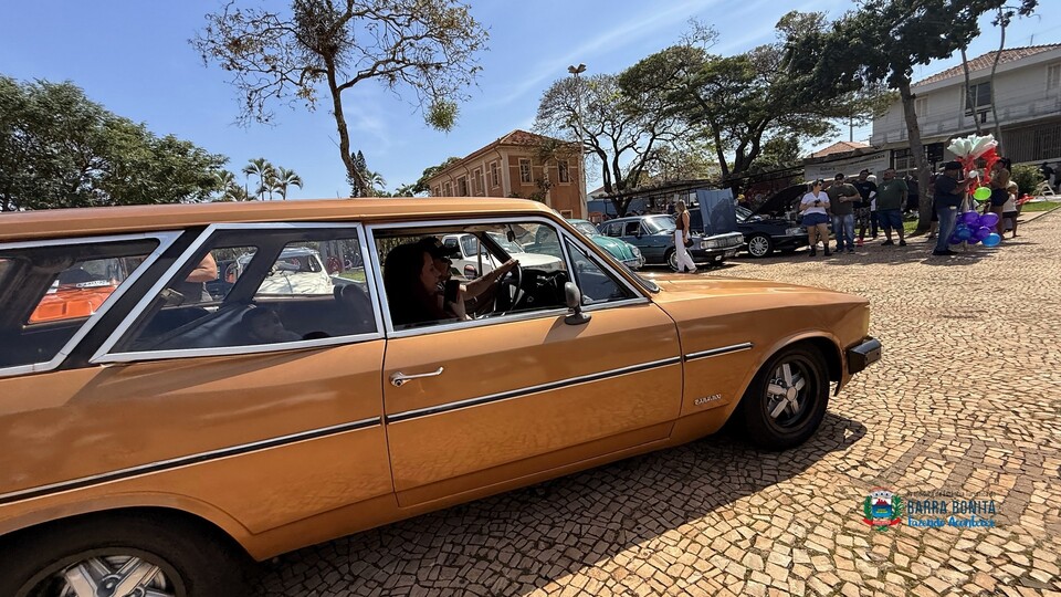 CARROS CLÁSSICOS LEVAM NOSTALGIA E ROCK AND ROLL À PRAÇA DO MUSEU